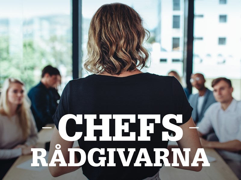 Person framför medarbetare och text: Chefsrådgivarna.