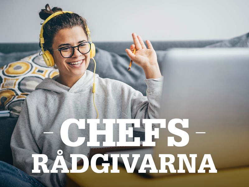 Person med hörlurar framför dator. Text: Chefsrådgivarna.