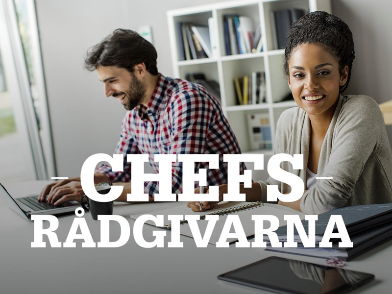 Två människor vid skrivbord och text: Chefsrådgivarna.