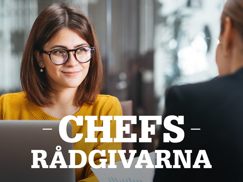 Kvinna framför datorskärm och annan person och text: Chefsrådgivarna.